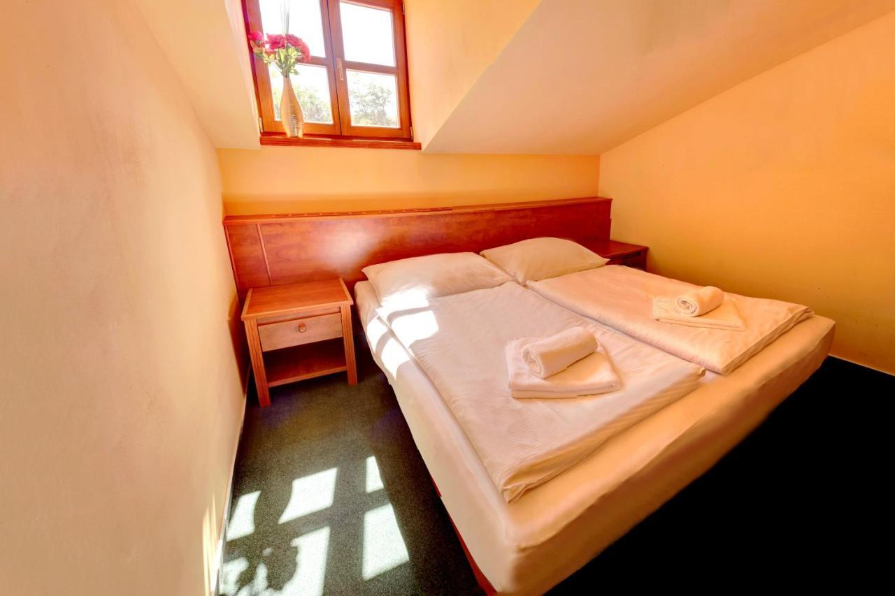 Hotel Štiřínská stodola u Prahy Kamenice Exterior foto